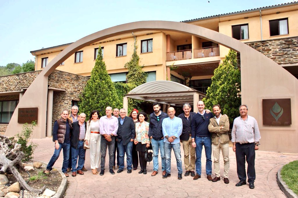 FdezParejo's tweet photo. Continuamos con la #RutaSocial @ppextremadura #ComarcaAcomarca #SectorAsector Hoy visitamos Comarca Jerte con nuestro Presidente JA.Monago #Escuchamos #SectorTuristico https://t.co/YPpJ5yjO1O