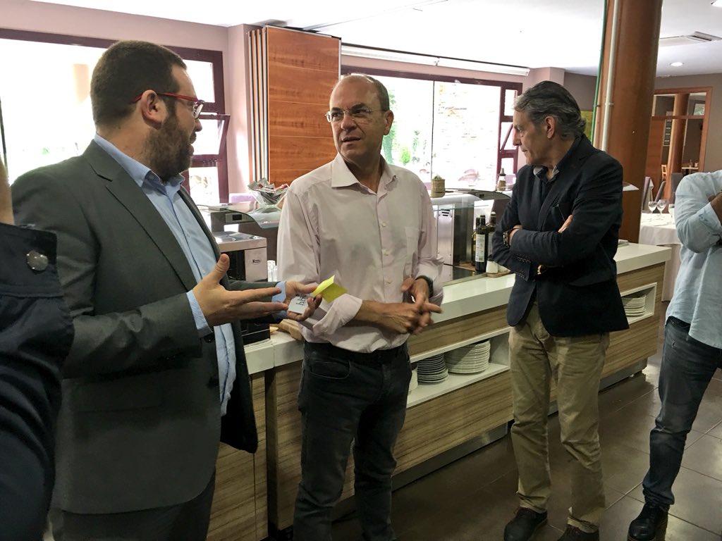 FdezParejo's tweet photo. Continuamos con la #RutaSocial @ppextremadura #ComarcaAcomarca #SectorAsector Hoy visitamos Comarca Jerte con nuestro Presidente JA.Monago #Escuchamos #SectorTuristico https://t.co/YPpJ5yjO1O
