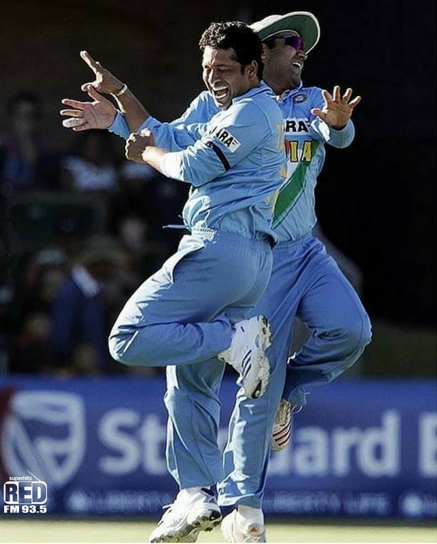 Redfmbengaluru's tweet photo. What song comes to your mind when you think of this photo? 😁
Happy birthday Master Blaster!
#HBDBirthday #SachinTendulkar #BajaateRaho #935RedFm https://t.co/WgBCUtAPjZ