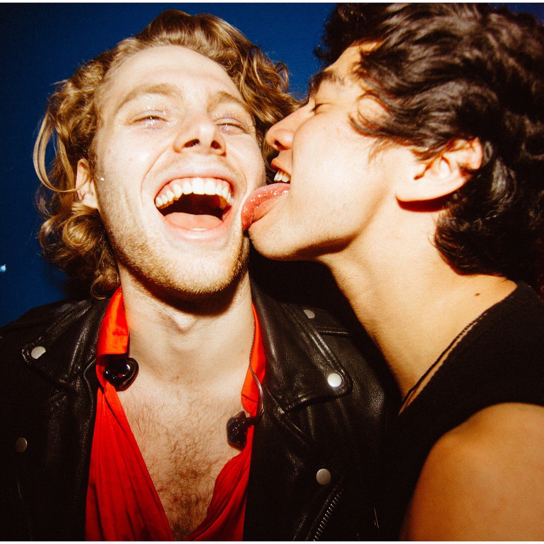 mazeofhannie's tweet photo. I SCREAMED ON THE TOP OF MY LUNGS AND ITS ONLY 6 AM #CAKEISREAL https://t.co/5xQgqXwU2N