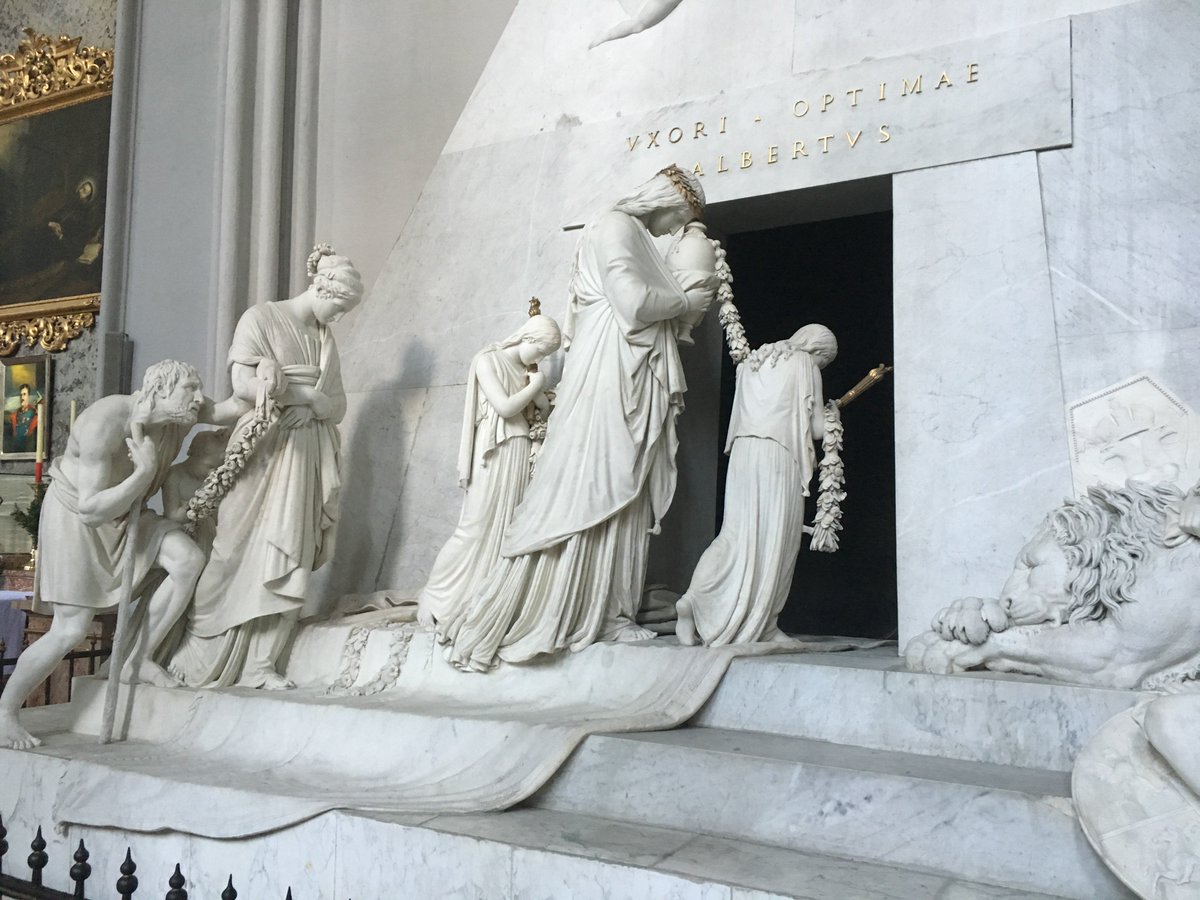 lnvanzoonen's tweet photo. Op 24 april 1854, worden Keizer #FransJozef en hertogin #ElisabethvanBeieren om zeven uur 's avonds in het echt verbonden door Kardinaal #Rauscher in de #Augustinerkiche. Niet de mooiste kerk van #Wenen, maar de #cenotaph voor #MariaChristina is bijzonder indrukwekkend! https://t.co/zt61snj1db