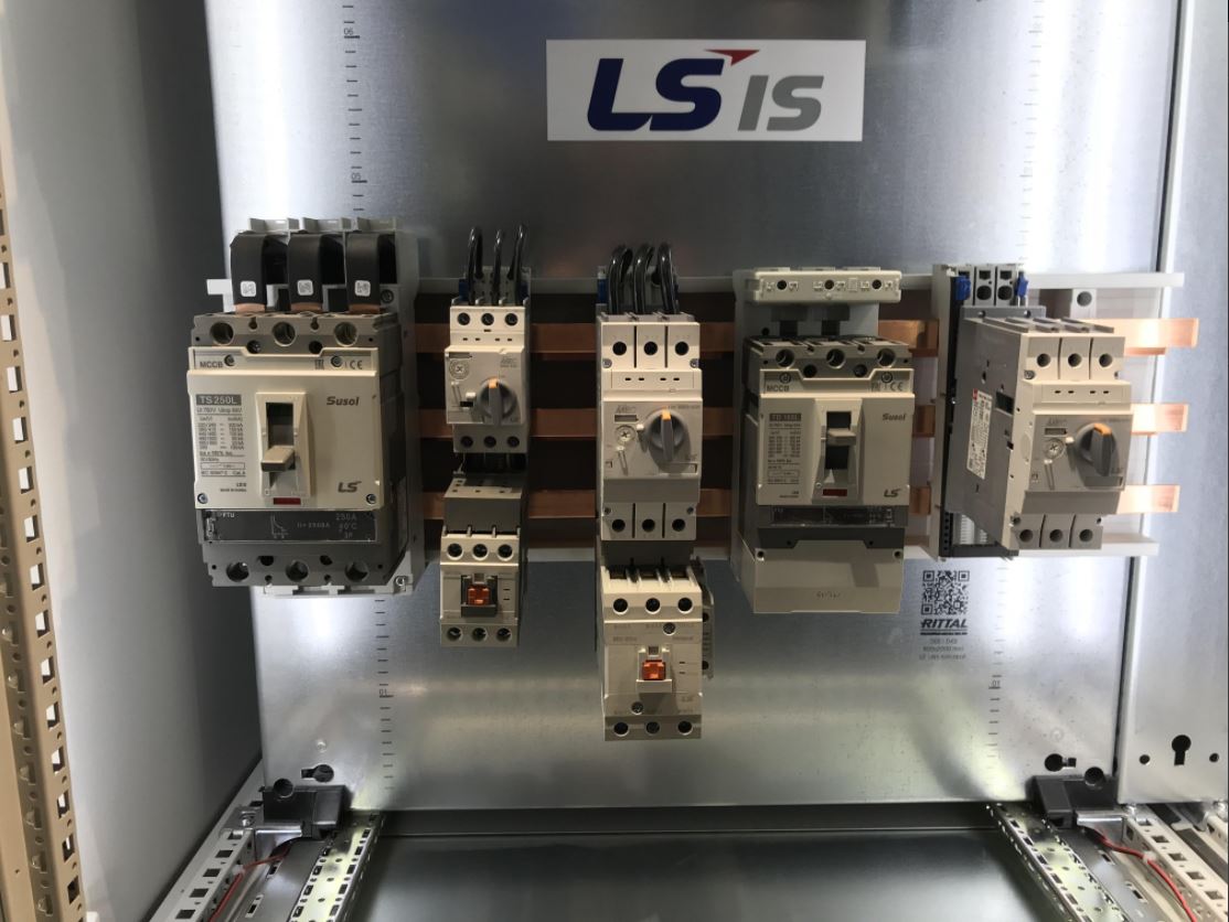 Vector__Energy's tweet photo. Sistema #RiLine de @Rittal_ES con adaptadores para aparellaje eléctrico de LSIS en Hannover Messe, via @ffornielesc #HM18 https://t.co/gZ1v0gAkdZ