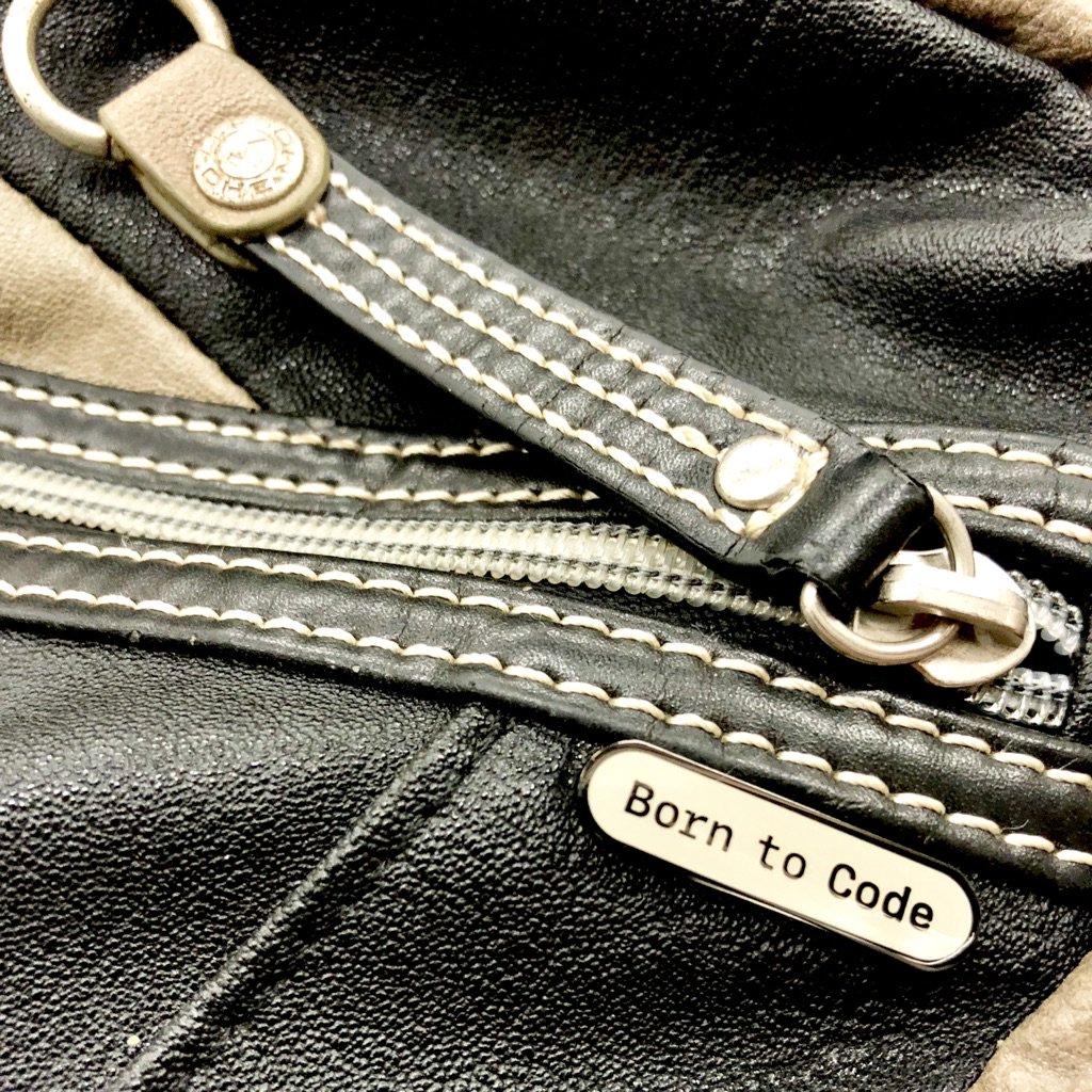 o_lll's tweet image. 去年 WWDC 拿到的 pin 放包上真是毫无违和感 #BornToCode