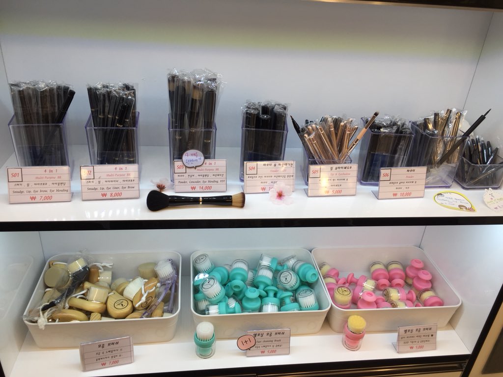 BubbleSaii_'s tweet photo. 🔥ร้านขายแปรงแต่งหน้า/แปรงล้างถูหน้าที่ฮงแด 
มีราคาตั้งแต่ 4,000-40,000วอนเลย...
คุณป้าน่ารัก~~ แนะนำดีเลย

💞ร้านอยู่ในซอยเดียวกับ trick eye museum ฮงแด 
✨ นี่ชอบแปรงล้างหน้ามากเลย คล้ายกับอินนิสฟรีที่ขายอัน600฿ มาเจอนี่อันละ210 บาทเอง ขนแปรงเดียวกันไปอี๊กกก 
#รีวิวเกาหลี  💄💦 https://t.co/IB8XoFd3oI