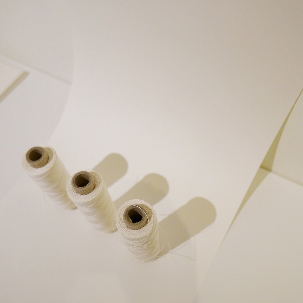 BindSomething's tweet image. 전시장의 빈 공간을 조금씩 채우고 있습니다 😊 #bindsomething #책과도구전 #bplatform