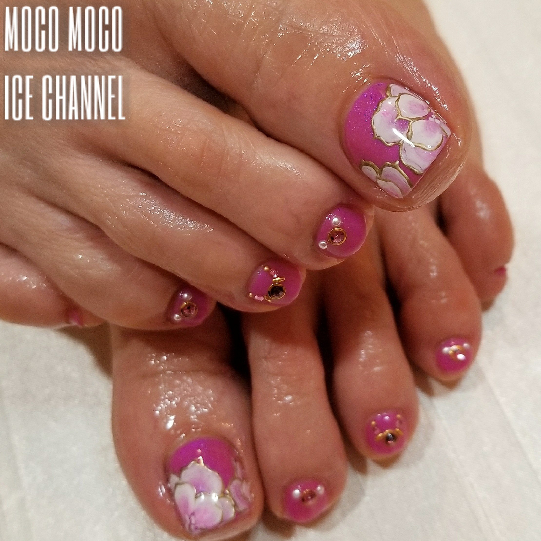Ice Nailist あいすちゃん メタリックゴールド で縁どった グラデーションフラワー ピンクのカラーには 青ラメ が T Co 4d2vrtal9m ネイル フットネイル 春ネイル 春フットネイル ピンクネイル ピンク フットネイル フラワーネイル