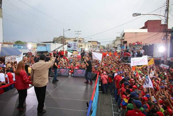 CORSOBAIN_SA's tweet photo. La fuerza laboral de Corsobain acompaño al candidato del pueblo Nicolás Maduro al inicio de campaña para las venideras elecciones presidenciales de 20M. El candidato de la patria a aseveró que después de las elecciones resurgiría como un nuevo líder revolucionario https://t.co/GLvmCOnlwg