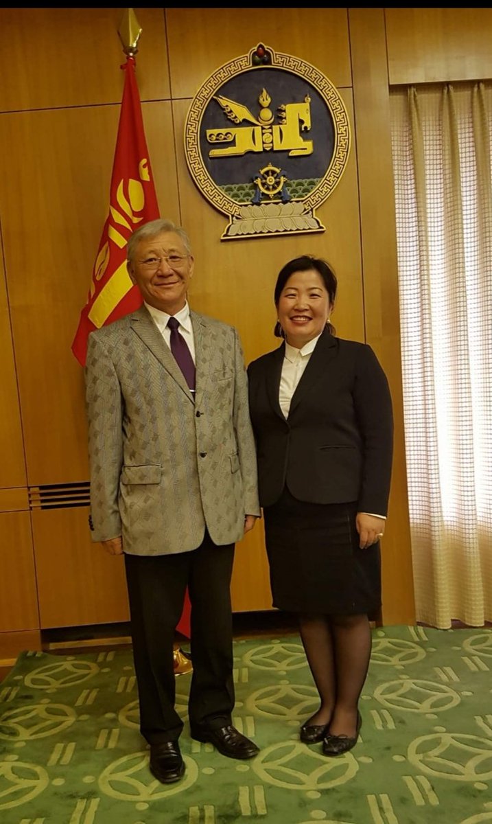 Дархан хилээ хамгаалж явсан
Даш генералын цолыг хурааж 
Хилийн тулгарлалт, мөргөлдөөнд тулалдаж явсан эрхэм генералыг зүрхэнд дайсны сумнаас хатуу сум зоолоо доо <a href="/BattulgaKh/">Battulga Khaltmaa</a> минь. 
Би хөвгүүдээ чам шиг популист биш Даш генерал шиг Эр хүн болоосой гэж хүсдэг жирийн Монгол ээж