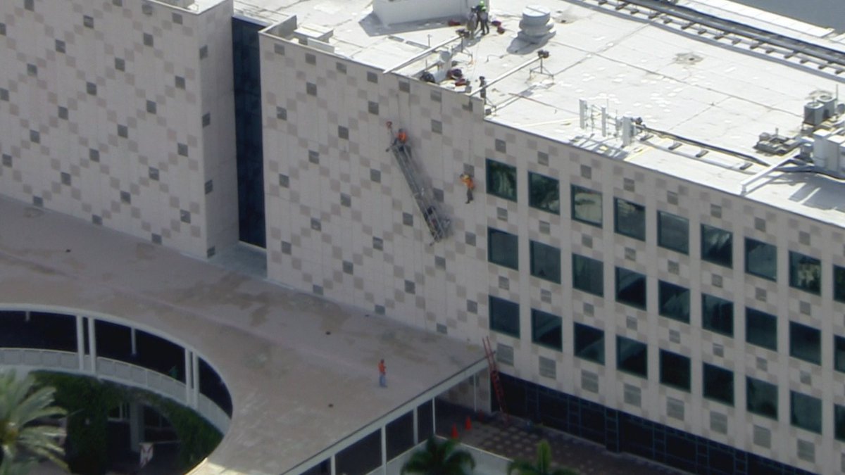 Construction workers dangling after scaffolding accident in Palmetto Bay bit.ly/2Jm8axG?utm_so… https://t.co/Ebzfynpoa6