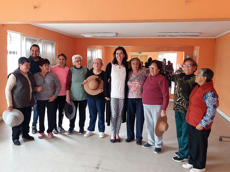 funfamilias's tweet photo. #Peñalolén Ya nos estamos preparando para nuestro 28° Aniversario. La Directora Nacional, Marlene Guzmán Kramer, visitó el Taller de Gimnasia Entretenida Para Adultos Mayores “Parkinson y Artrosis”, quienes ensayan su presentación que exhibirán el próximo 18 de mayo.@GuzmanKrame https://t.co/MLsDisVxi1