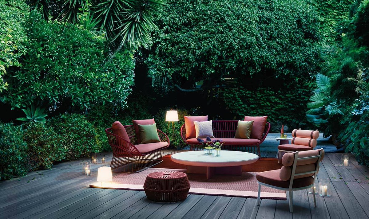 DomodecoBDX's tweet image. Design pointu, matériaux techniques et résistants à toutes les situations : Nos intérieurs ont presque tout à envier à nos terrasses et à nos jardins. 
Photo: Composition @kettal avec fauteuil RollClub, sofas et table basse Cala, pouf ZigZag et luminaire Mia. #domodeco #Bordeaux