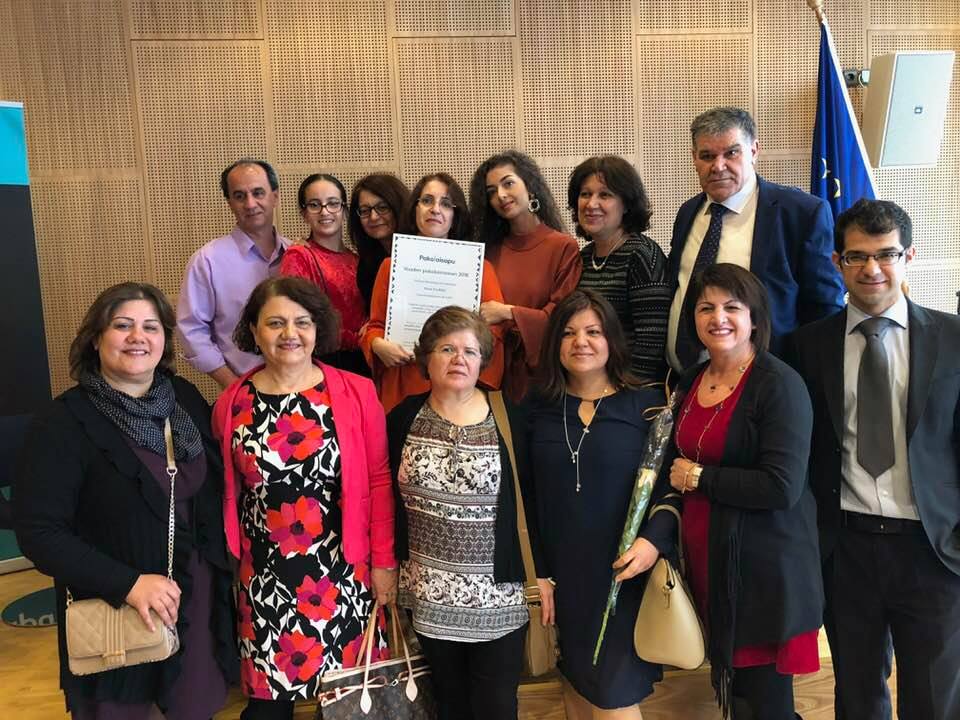 سوپاس بۆ ئەو هاوڕێیانەئ کە بە نووسین پشتگیریانكردم، : بنار مسته فا، دؤرا  ,ئێلینا هاڵمێ، یوکۆ کامێتانی، کریستینا ئیللیکاینێن، مستەفا باهیر، گولاڵە مەعروف، مارکوس ڤیلیاکاینێن، کریستینا اکاندیۆڤا، فریشتە حسینزادە، سروە نادر، یێنی توۆمینێن ، مامۆستا شێرزاد فاتیح، ئالا سعيد.ئرمه