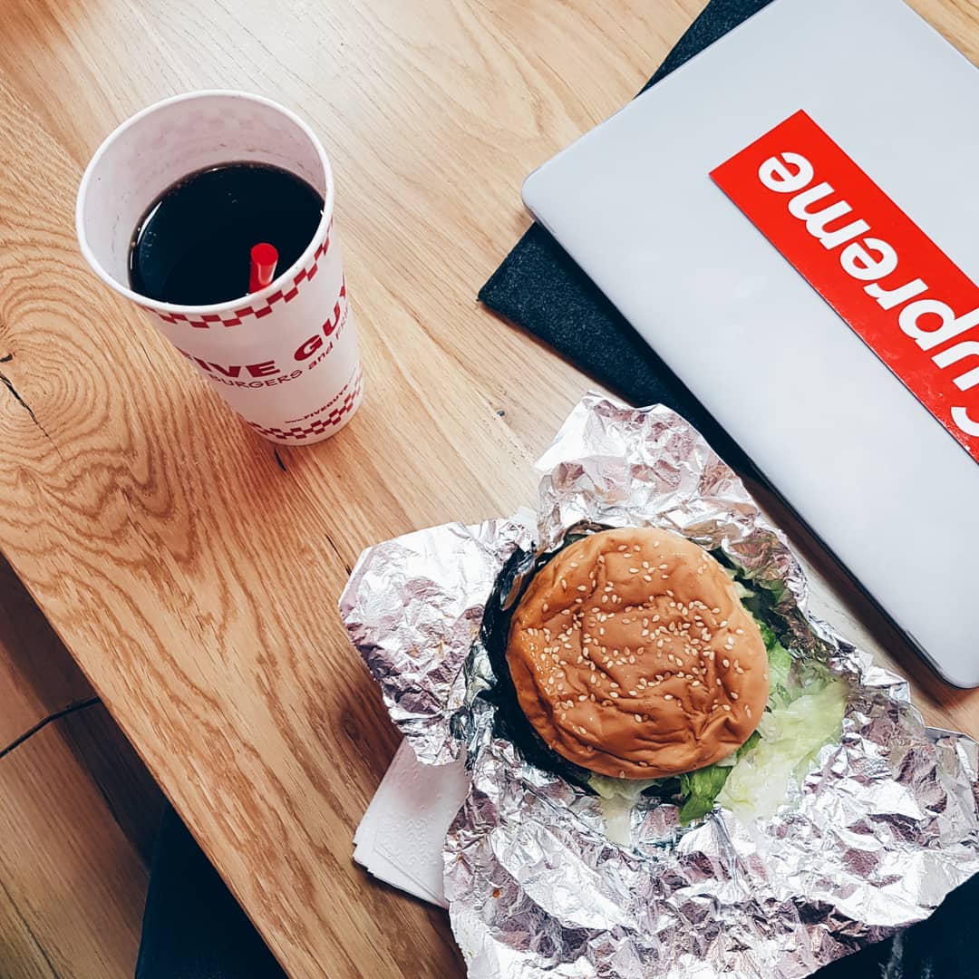 Dinner meetings zijn.. Wat je er zelf van maakt.😉 🍔 
📷 <a href="/RigouReus/">Reus Da 6'4''</a> #fiveguysnl #dinner #burgerlife