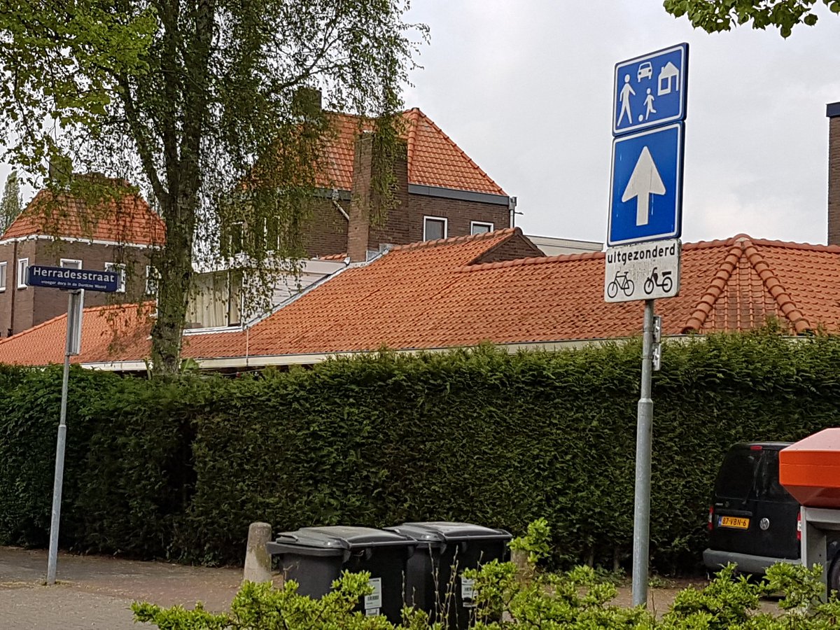 Wist u dat de Herradesstraat aangemerkt is als woonerf? Je mag daar dus maar stapvoets rijden!