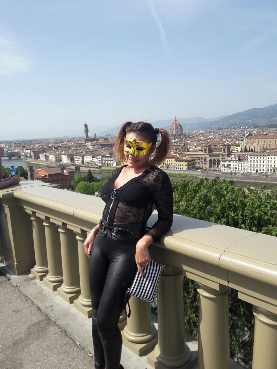 alexmagnicxc's tweet photo. Continuiamo a fare danni per Firenze! Non mancate lunedì 30 al casting con Valentina SucchiellaMonella. 
Fra poco un video dove Monella si tocca al parco, amici.. è calda... molto calda ed è la donna di tutti! Tutti la possono averla, basta chiederglielo! #centoxcentoproduzioni https://t.co/TAqVldTll7