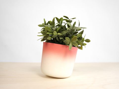 IN__SPACES's tweet image. With a screw on the bottom that lets it spin around, FlowerTop is a dynamic flowerpot that will fit amazingly into any decor with its colourful yet minimal design. #flowers #plants #homedecor in-spaces.com/home/flowertop…