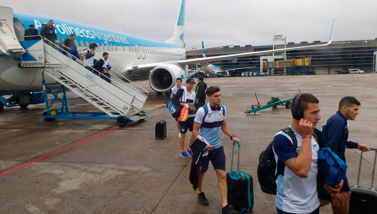 AtlMendozaOk's tweet photo. #Copa13| Final
El #AtleticoMendoza ya arribo a Porto Alegre y aguardará lo que será el duelo de final de esta noche ante el #ZIAD en el Estadio Arena do Grêmio.
#VamosVinotinto https://t.co/3lyzTFJbOU