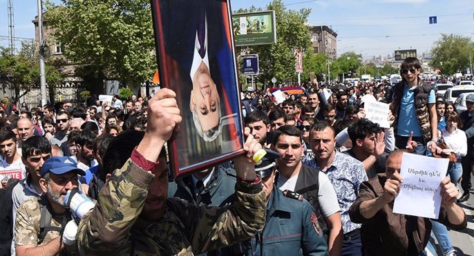 diplomatikstji's tweet photo. #Erivan’daki protestoların ardından başbakanlık görevine gelen eski #Devlet Başkanı #Serj Sarkisyan’ın istifa etmesini değerlendiren #Kremlin Sözcüsü #Dmitriy Peskov, #Ermenistan’da olanlarla #Ukrayna’daki tartışmalı yönetim değişiminin aynı olmadığını söyledi. https://t.co/NzqFNfZ8eX