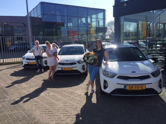 7 jaar geleden leverden wij 3 identieke, witte Kia Picanto`s aan Marieke, Ellen en Anne-Lotte. Mét opeenvolgende kentekens. Na 7 jaar trouwe dienst zijn deze auto`s afgelopen vrijdag vervangen door 3 identieke, witte Kia Stonics. Bedankt, wederom, voor het plezierige zaken doen!