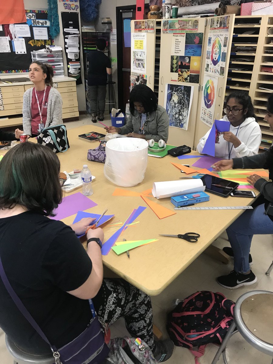 HebronHSArtClub's tweet photo. Hey @Hebron_HS ! Appreciation station coming your way in prep for #teacherappreciationday #may8 #TodayatHHS https://t.co/TUQbLbr1Ul