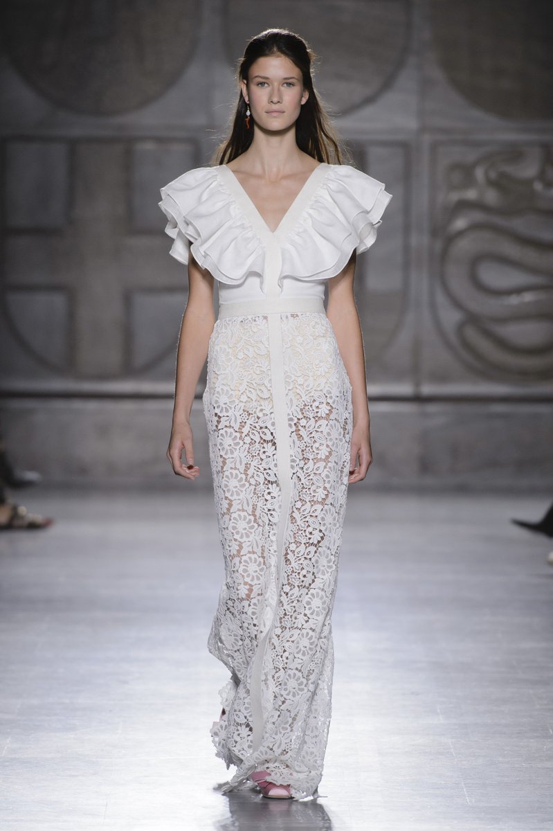 This white chantilly lace dress capture the essential of Fausto Puglisi SS18 collection.  #FaustoPuglisi #FaustoPuglisiSS18 #MadeInItaly
faustopuglisi.com