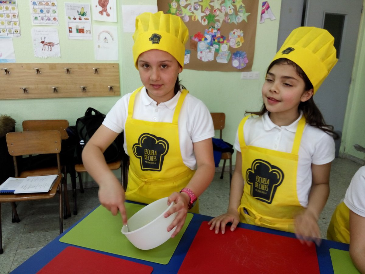 coleprincipado's tweet photo. Cocinando creps rellenos. https://t.co/jBjnM8gF5R