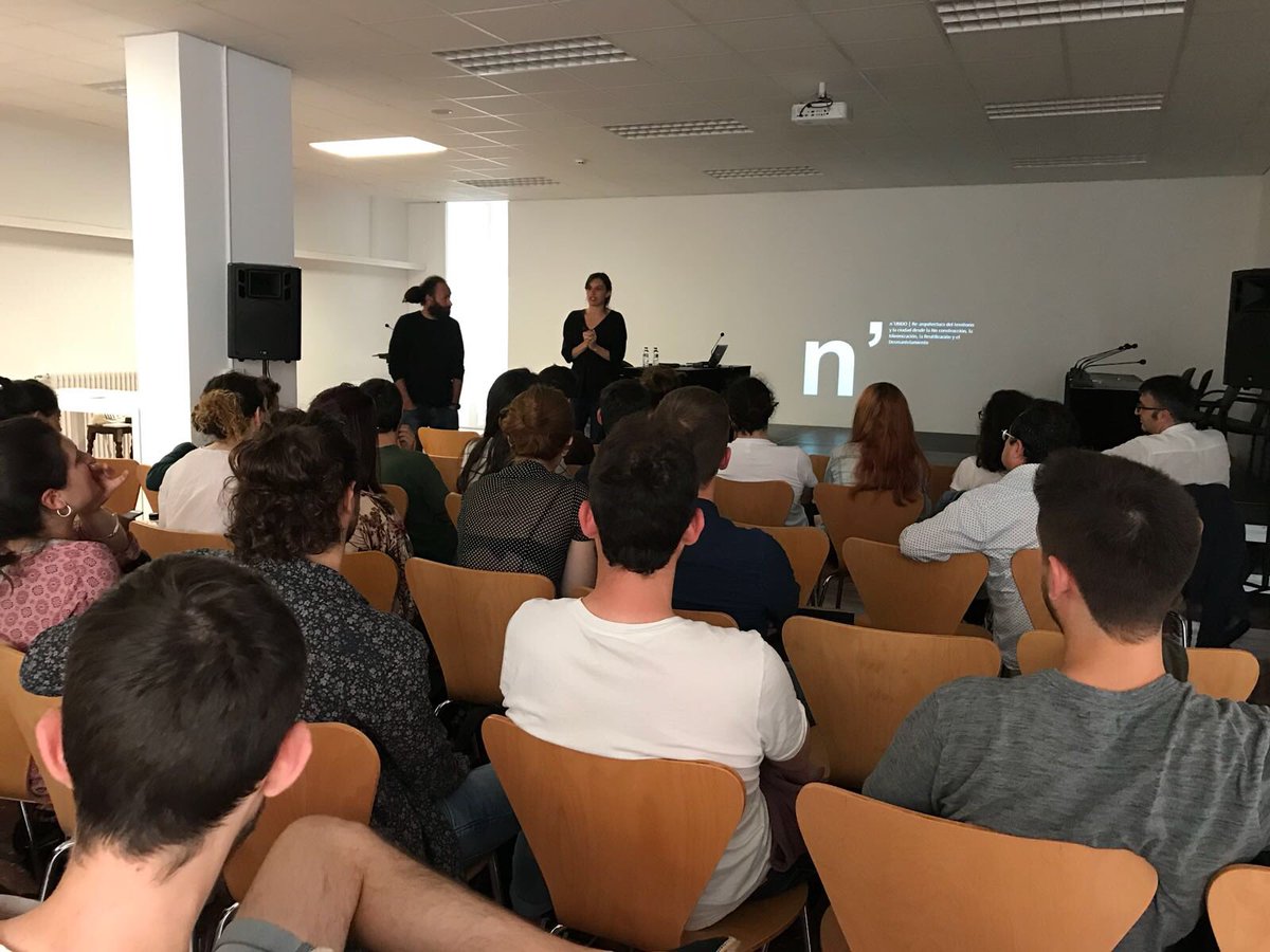 dpr_barcelona's tweet photo. Happening now: presentación de nuestro libro ‘Desde la resta,’ con sus autores @nundo_ en la @ETSABarcelona 
.
.
[fotos: Sandra Bestraten] #printedmattermatters #spacesofencounters https://t.co/hbuUOFm7qg