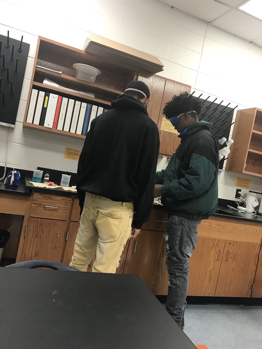 JWhiteLHScience's tweet photo. My students bonding by teaching each other about bonding!!! @cengscience @LouisburgHSFCS @glenndansky @TaylorSimonLHS @chris_cullom @NaeeDiggs #LOVINGLABLIFE #LOVEMYSTUDENTD https://t.co/9IVTgbtUku
