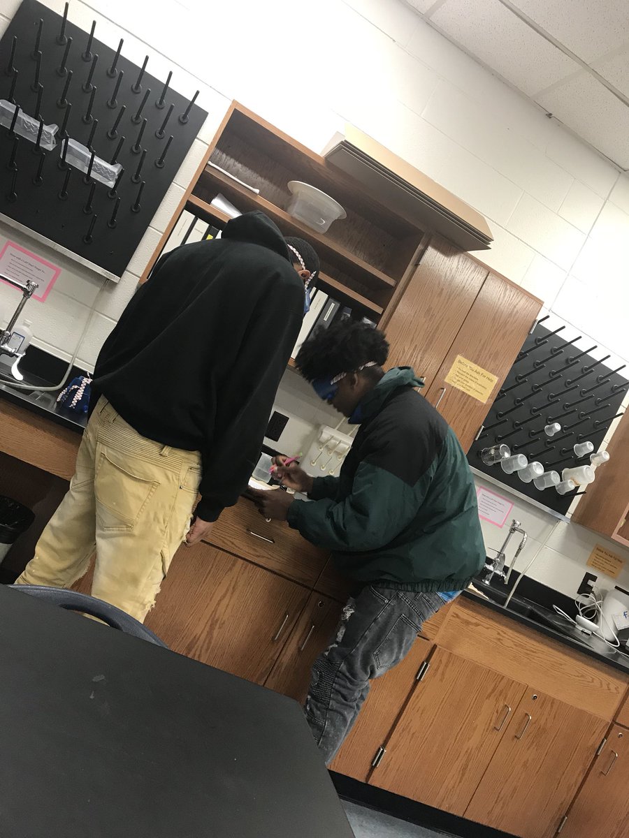 JWhiteLHScience's tweet photo. My students bonding by teaching each other about bonding!!! @cengscience @LouisburgHSFCS @glenndansky @TaylorSimonLHS @chris_cullom @NaeeDiggs #LOVINGLABLIFE #LOVEMYSTUDENTD https://t.co/9IVTgbtUku