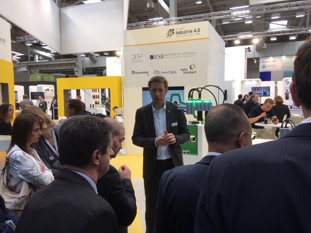 AllianzI40_BW's tweet photo. Delegation aus #Wallonie - #Bruxelles bei uns zu Gast @hannover_messe in Halle 6, Stand C18.
Spannende Inputs zu #industrie40 von #roboticdevices , #addidataDE und #hahnschickard
@VDMAonline #Digitalisierung #HM18 https://t.co/tpycqhmUmi