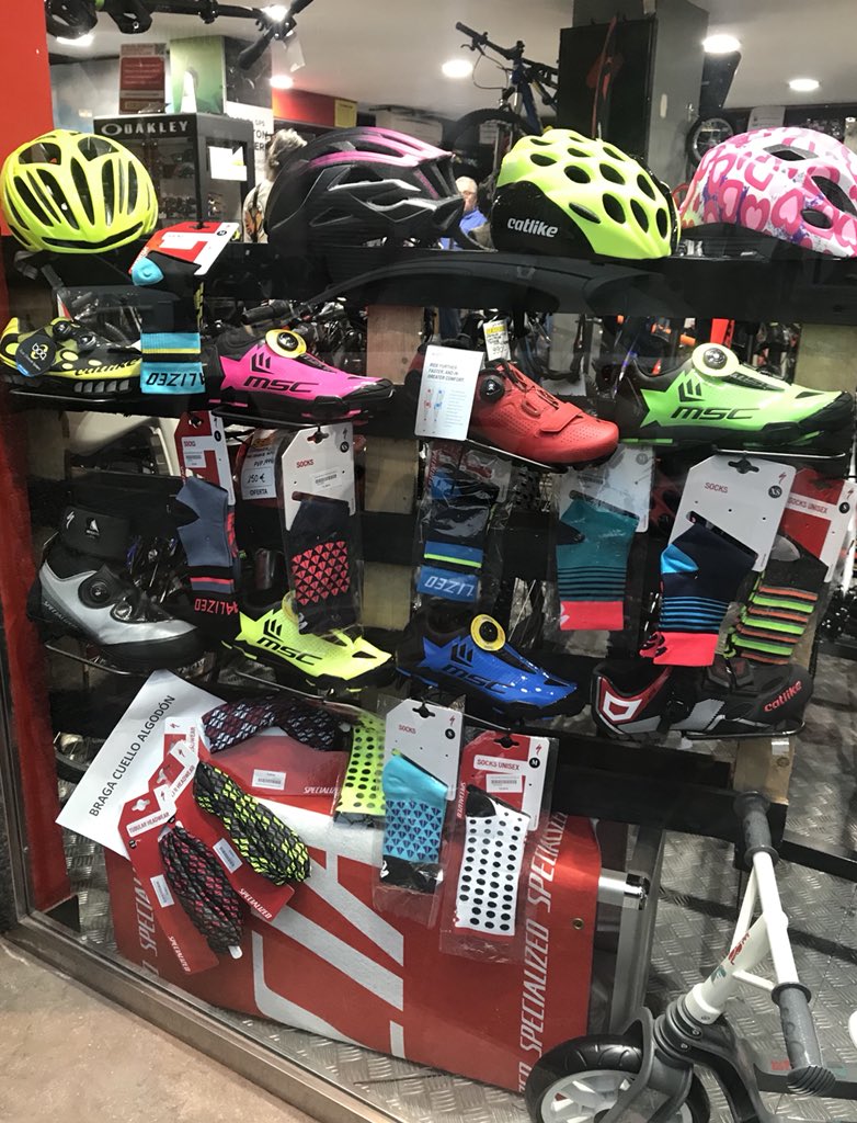 SEMARGRANADA's tweet photo. De lunaritos te voy a comprar unos calcetines de lunaritos , para que vayáis con la bici bien conjuntait@s 🎤💃. Y si no sois muy “flamenc@s” hay muchos más modelos igual de chulos 😏 #socks #socksdesign #lunaritos #calcetinesmolones #ciclismo #cyclingdesign https://t.co/OSH0BSl5Nt