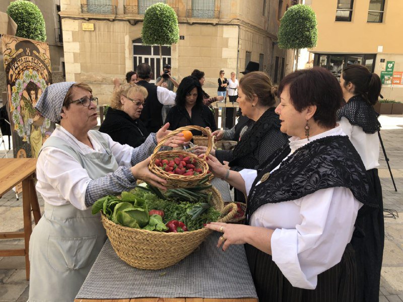 ajamposta's tweet photo. 🕰️ FESTA DEL MERCAT | La X Festa del Mercat presenta un programa que renova el 90% dels guions dels espectacles i incorpora una rua de tancament ➡️ Tots els detalls: https://t.co/CZtnCRxuDA #viuAmposta #visitAmposta #ProjectedeCiutat #DeuAnysdeFesta https://t.co/OrbB4dv4iy