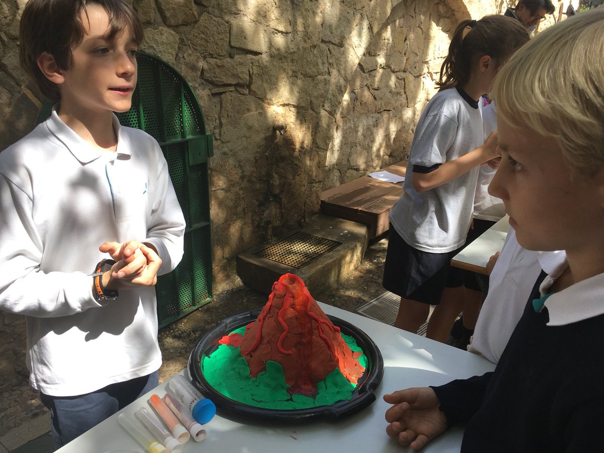 MireiaMartnez1's tweet photo. #Sermana de la família. Avui Ciències en Acció a Primària. Felicitats súper científics! @colemontse @JuliaLabandeira https://t.co/WtzBOdLG6M