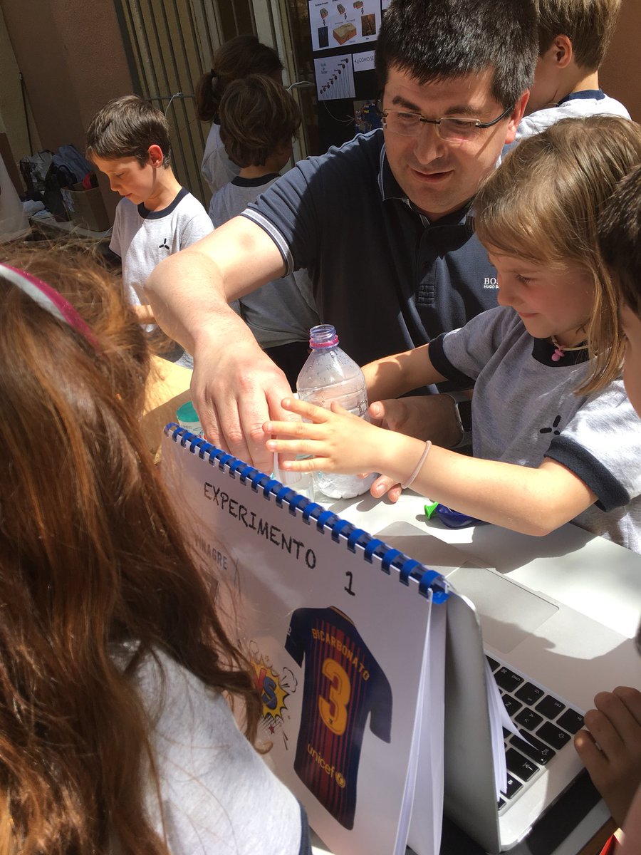 MireiaMartnez1's tweet photo. #Sermana de la família. Avui Ciències en Acció a Primària. Felicitats súper científics! @colemontse @JuliaLabandeira https://t.co/WtzBOdLG6M