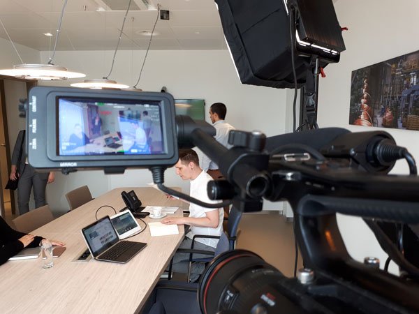 DOBITSolutions's tweet photo. Druk in de weer voor de opnames van onze nieuwe case video. Nog even wachten en je kan een kijkje nemen in het nieuwe kantoorgebouw van Aurubis. Dankzij enkele digitale snufjes is Aurubis helemaal klaar voor de 'New Way of Working'! https://t.co/pa5Q502sZP