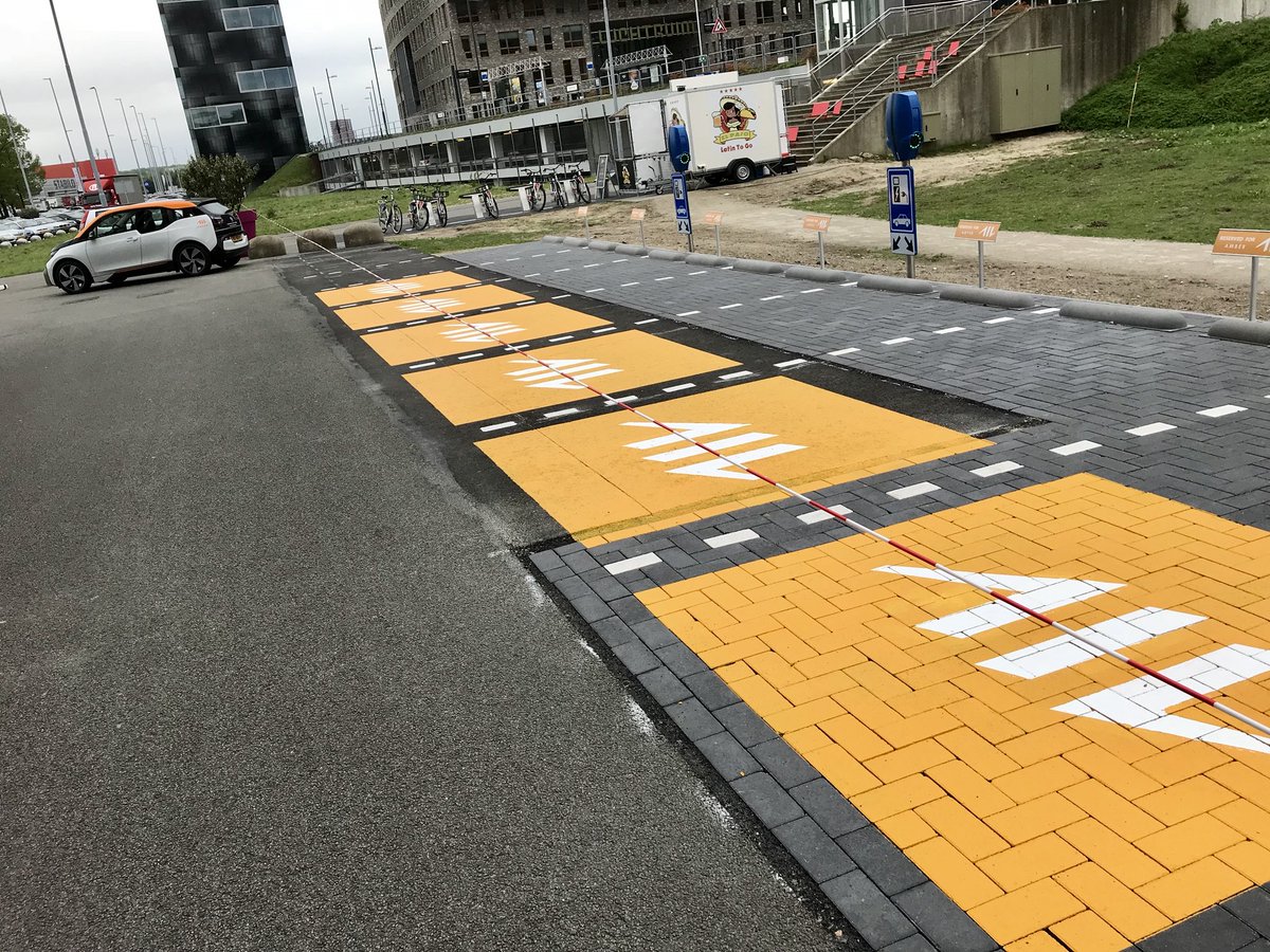GuusSluijter's tweet photo. Op businesspark @Flight_Forum #Eindhoven in gesprek met bedrijven #FlightForum over #samenwerking aan #groen #SmartHospitality #GreenEnergy. Ondertussen wordt gewerkt aan #signing en #SmartMobility en nieuwe wegstructuur https://t.co/G5B6RyOjnm