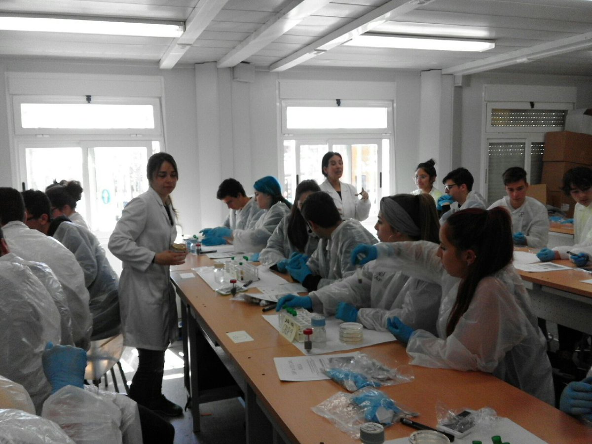 Treballant amb les mostres de sòl al <a href="/inscanroca/">INS Can Roca</a> projecte @SwiUab en marxa!!