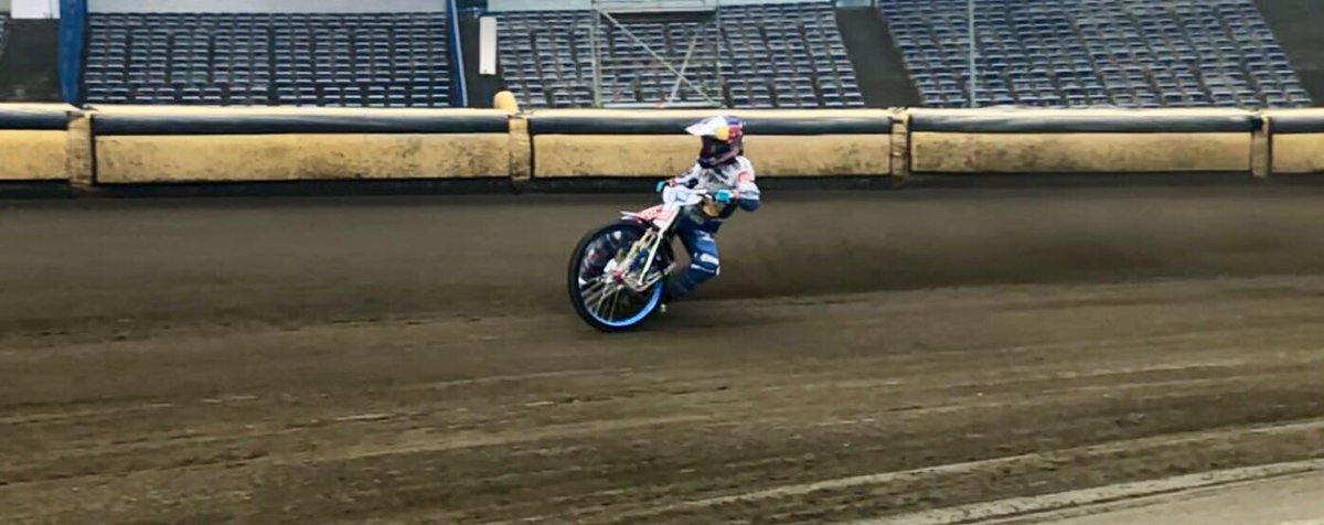 UniaLesznoKS's tweet image. WITAJ NA TORZE KAPITANIE @pawlicki777👋🏼 Pełna mobilizacja przed #LESZIE #practicetime 🏍💥💨💨💨🏁 #KSUL⚪️🔵💪🏼👊🏼✊🏼