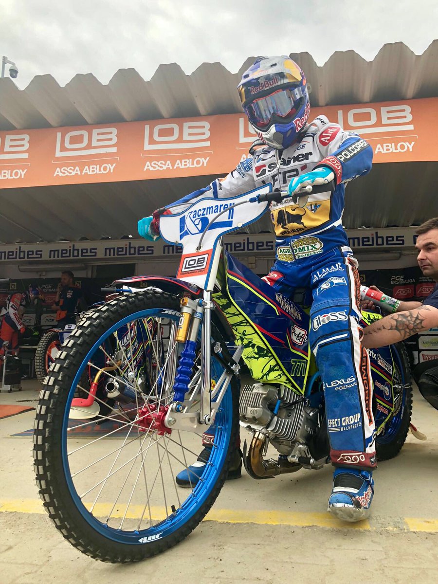 UniaLesznoKS's tweet image. WITAJ NA TORZE KAPITANIE @pawlicki777👋🏼 Pełna mobilizacja przed #LESZIE #practicetime 🏍💥💨💨💨🏁 #KSUL⚪️🔵💪🏼👊🏼✊🏼