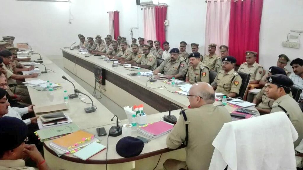 Etahpolice's tweet photo. जनपद के वार्षिक निरीक्षण के दौरान @igrangealigarh महोदय द्वारा एटा @Uppolice के सभी  थानाध्यक्षों एवं राजपत्रित अधिकारियों की गोष्ठी आयोजित कर सुदृढ़ कानून व्यवस्था बनाए रखने हेतु आवश्यक दिशा-निर्देश दिए गए।
@dgpup @adgzoneagra @akhichaurasia @News18UP https://t.co/Tf6P7DOrXa