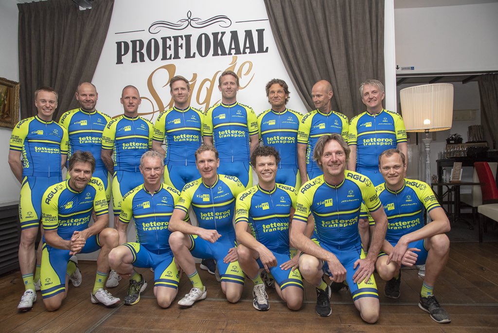 <a href="/fietsmaatjes/">Fietsmaatjes</a> gisteravond #teampresentatie bij #sponsor #proeflokaal #sijgje #voorhout voor onze renners #newteamkit
