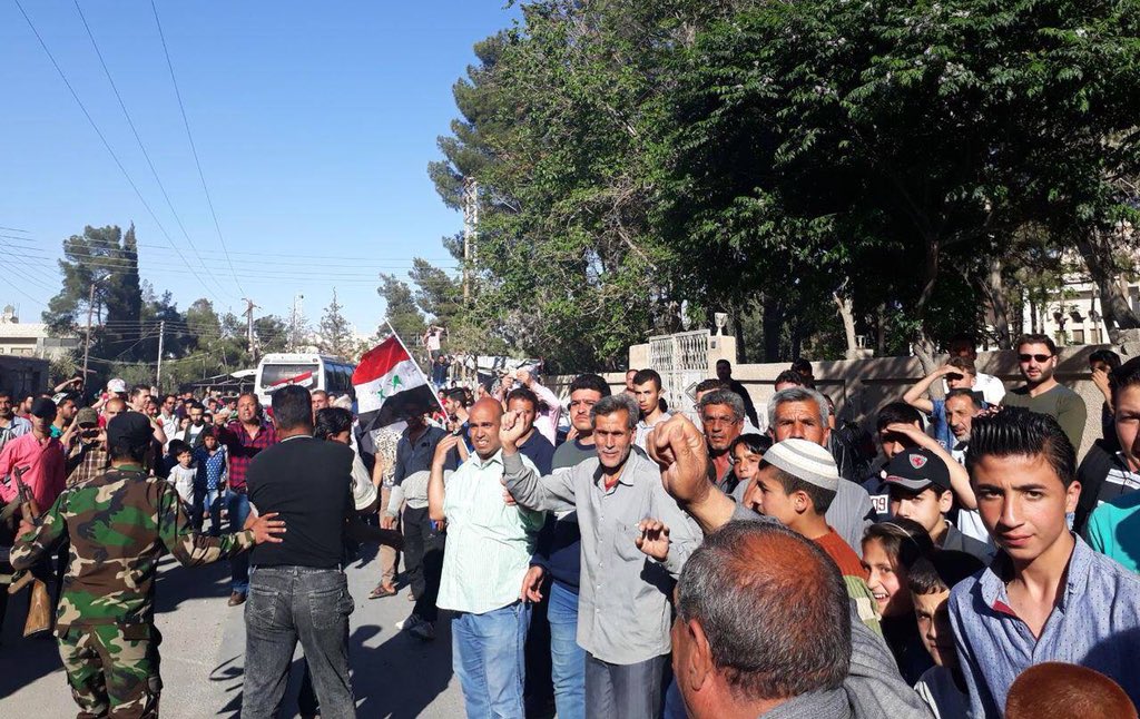 TheFedayist's tweet photo. IMAGES: #Syria|n Internal Security units enter #Jayroud after completion of “rebels” evacuation process, receiving a warm welcome from the city’s inhabitants. (24 April 2018) #QALAMOUN https://t.co/SG4I2MMc7I