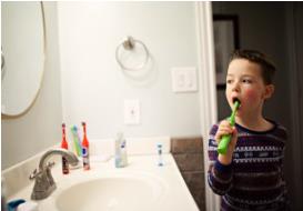 Чистим зубы перед сном. Чистим зубы!. Ребенок чистит зубы. Мальчик чистит зубы. Ребенок чистит зубы в ванной.