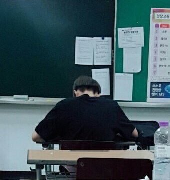 jinhwinoona's tweet photo. Back of Daehwi in class...
Lols he's sleeping in class again~~~
Not sure when these were taken though~~~~~~~ https://t.co/xJJwszzLPm