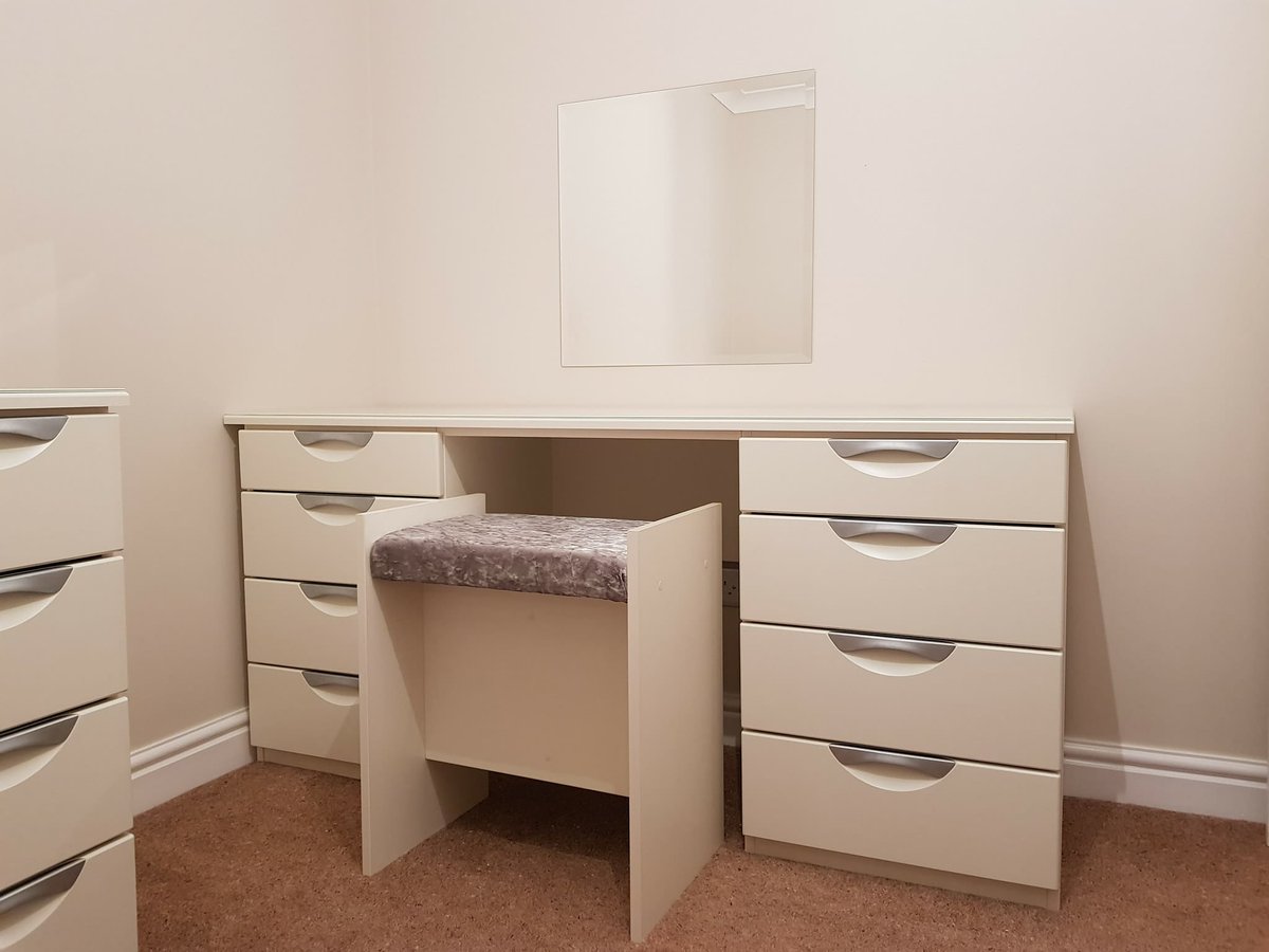 beautiful dressing table handmade by Jonathan #handmade #bespoke #bedroomgoals #slidingwardrobes #jholmesbedrooms #FamilyBusiness #dressingtable #walkinwardrobe #furnituredesign