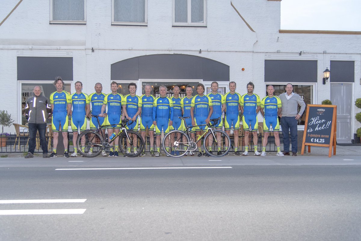 <a href="/fietsmaatjes/">Fietsmaatjes</a> trots op de nieuwe #teamkit <a href="/BeachBoysNwijk/">BeachBoys cyclingteam</a> 
Alle #sponsoren bedankt 👍