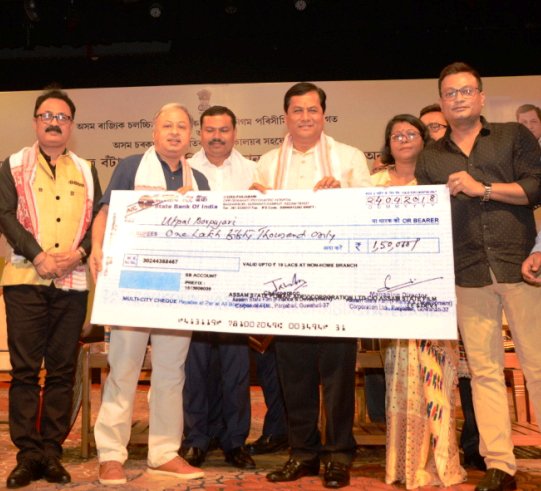 Utpal Borpujari receivinga cheque of Rs 1,50,000/- from Assam chief minister Sarbananda Sonowal in Guwahati today evening for winning a Rajatkamal -- best regional film (Assamese) for his film Ishu. Congrats Utpal!