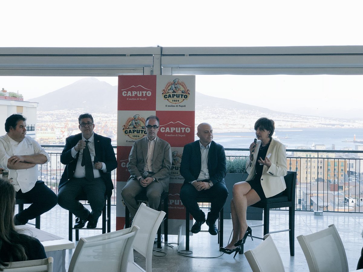 fattoincasapibu's tweet photo. Ecco alcuni panini presentati ieri, durante l'evento dedicato a LSDM #CaputoChefProject nella bellissima cornice di Renaissance Naples Hotel Mediterraneo.
#LSDM11
#MulinoCaputo #Napoli https://t.co/CwAXCoSfST