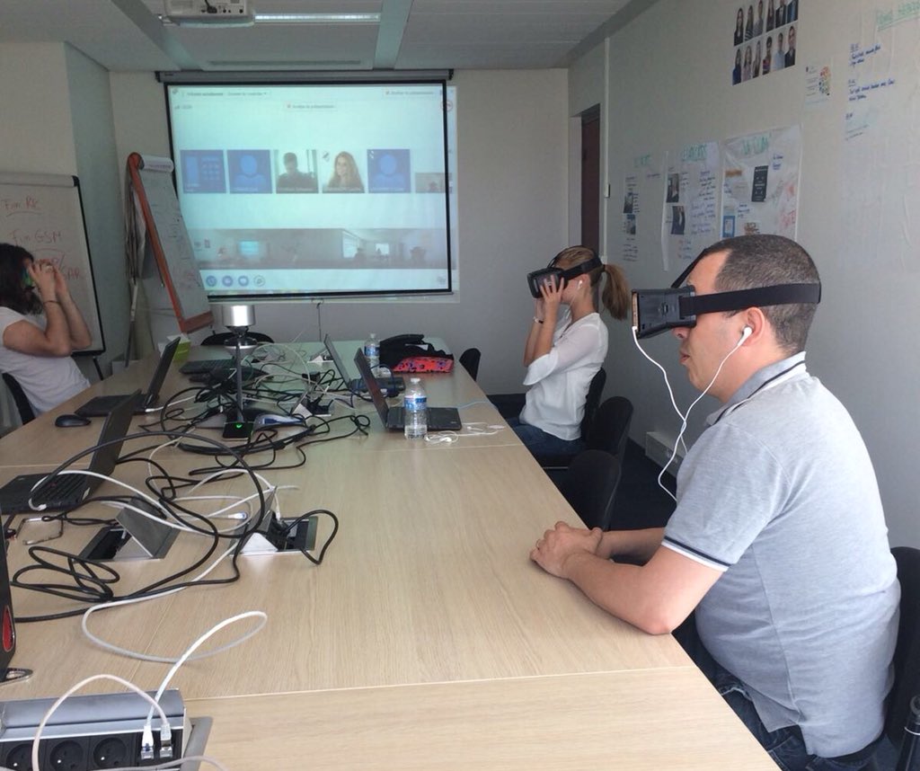 Mariane_Cvn's tweet photo. Visioconf’, partage d’écran... c’est devenu notre quotidien. Pour aller + loin, les #etableurs ont testé la #reunion virtuelle !🕹 Un smartphone, un casque #VR, l’apps VRtime et vous êtes en réunion... où vous voulez! Alors, plutôt plage, jet privé, Chinatown ? 😁 https://t.co/sC1rvRMun6