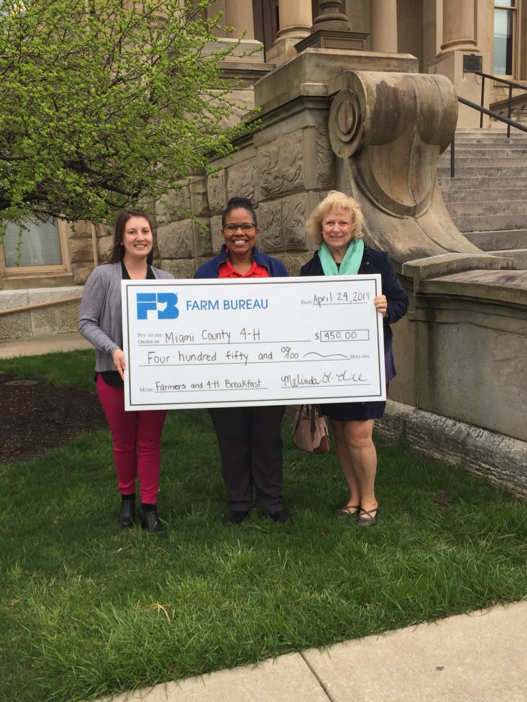 melinda_lee5's tweet image. Miami County @OhioFarmBureau was please to present a donation of $450 to the county 4-H program from our 2018 Farmers and 4-H breakfast! 🥞 #ofbf #ohio4H